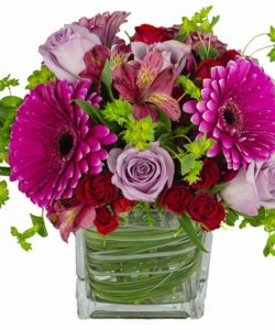 Lavender roses and pink daisies in vase